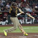 Manny Machado, de los Padres de San Diego, pega un sencillo de dos carreras en el encuentro del martes 4 de agosto de 2026, ante los Diamondbacks de Arizona (AP Foto/Ross D. Franklin)