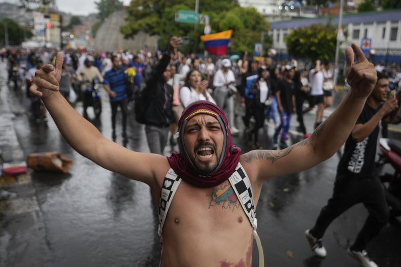 La gente protesta contra los resultados oficiales que declaran que el presidente Nicolás Maduro fue reelegido el día después de la votación en Caracas, Venezuela, el lunes 29 de julio de 2024. (AP Foto/Fernando Vergara)