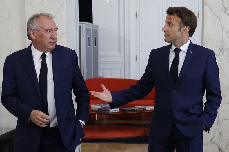 En esta imagen de archivo, el presidente de Francia, Emmanuel Macron (derecha), se reúne con el líder del partido centrista MoDem (Mouvement Democrate), François Bayrou, en el Palacio del Elíseo, en París, el 21 de junio de 2022. (Ludovic Marin/Pool foto vía AP, archivo)