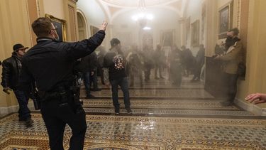 EEUU: Juez insinúa que trato a insurrectos de enero es duro
