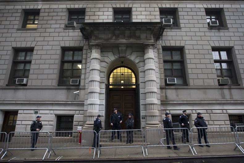 La polic&iacute;a custodia el edificio de la Corte Suprema del condado de Richmond, en Staten Island, el 3 de diciembre del 2014, despu&eacute;s de que un jurado investigador desisti&oacute; de enviar a juicio a un polic&iacute;a blanco que caus&oacute; l