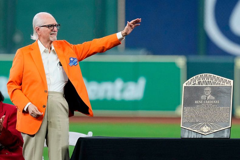 ARCHIVO - El locutor René Cárdenas saluda al pública durante la ceremonia en la que fue exaltado al Salón de la Fama de los Astros de Houston, el 17 de agosto de 2024, en Houston. (AP Foto/Kevin M. Cox)