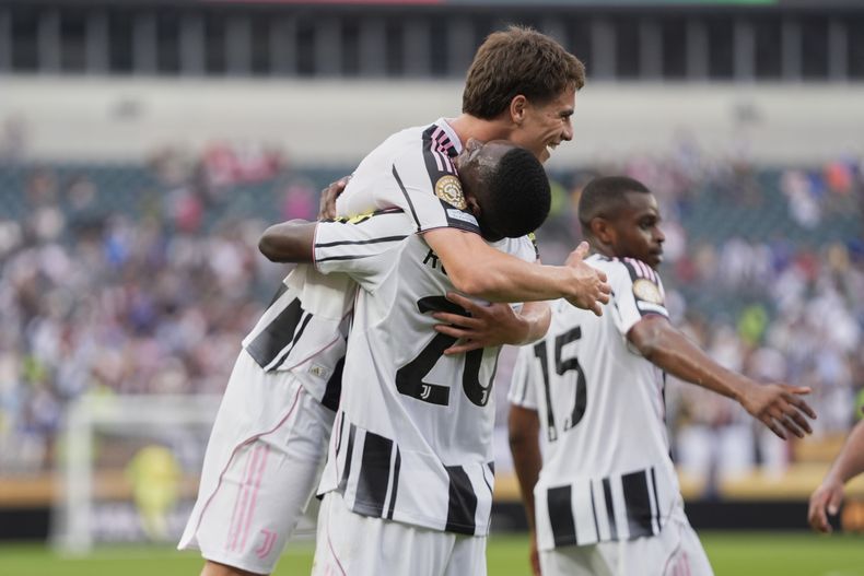 Randal Kolo Muani de la Juventus levanta a Kenan Yildiz después de que este anotara el segundo gol durante el partido de fútbol del Grupo G del Mundial de Clubes entre la Juventus y el Wydad AC en Filadelfia, el domingo 22 de junio de 2025. (AP Foto/Chris Szagola)