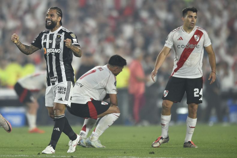 Otavio, del Atlético Mineiro de Brasil, festeja la victoria sobre River Plate de Argentina en la serie semifinal de la Copa Libertadores, el martse 29 de octubre de 2024 (AP Foto/Gustavo Garello)