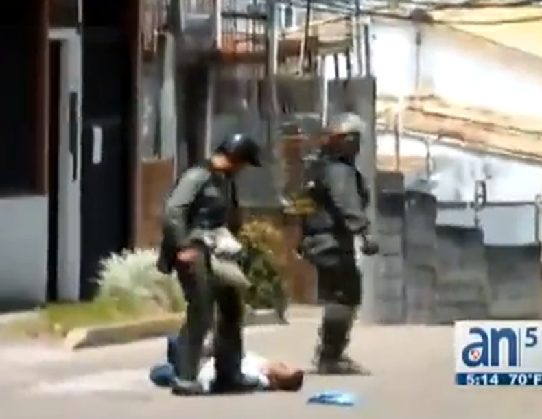 Venezuela vive una nueva jornada de protestas estudiantiles contra el gobierno de maduro y por los asesinatos de los dos universitarios. La represión de las manifestaciones siguen provocando indignación dentro y fuera de Venezuela.