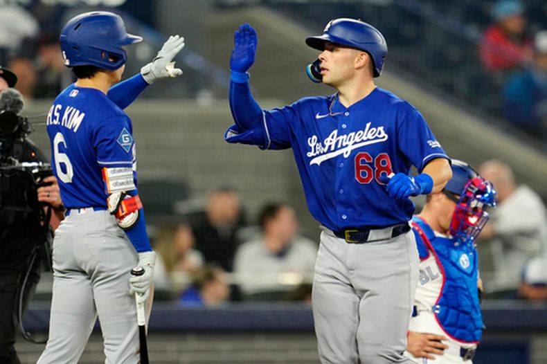 Dalton Rushing de los Dodgers de Los Ángeles celebra su segundo jonrón de la noche con su compañero Hyeseong Kim en el juego ante los Azulejos de Toronto el lunes 6 de abril del 2026. (Frank Gunn/The Canadian Press via AP)