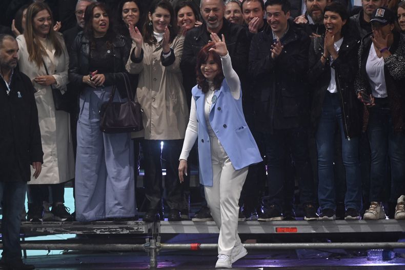 La vicepresidenta argentina Cristina Fernández de Kirchner saluda al llegar a un mitin en la Plaza de Mayo en Buenos Aires, Argentina, el jueves 25 de mayo de 2023. (AP Foto/Mario De Fina)