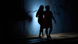 La gente camina en la noche durante un apagón en La Habana, Cuba, el viernes 10 de julio de 2026. (AP Foto/Ramón Espinosa)
