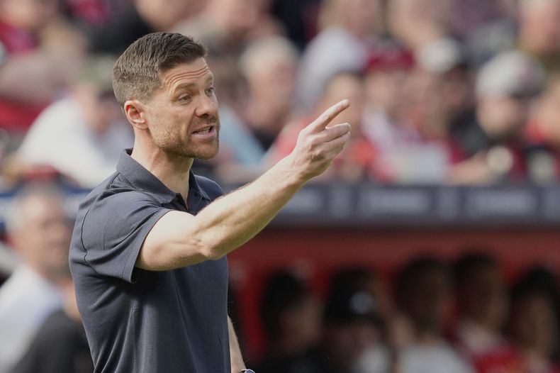 ARCHIVO - El técnico del Bayer Leverkusen Xabi Alonso brinda instrucciones durante el partido contra Union Berlín, el 12 de abril de 2025, en Leverkusen, Alemania. (AP Foto/Martin Meissner)