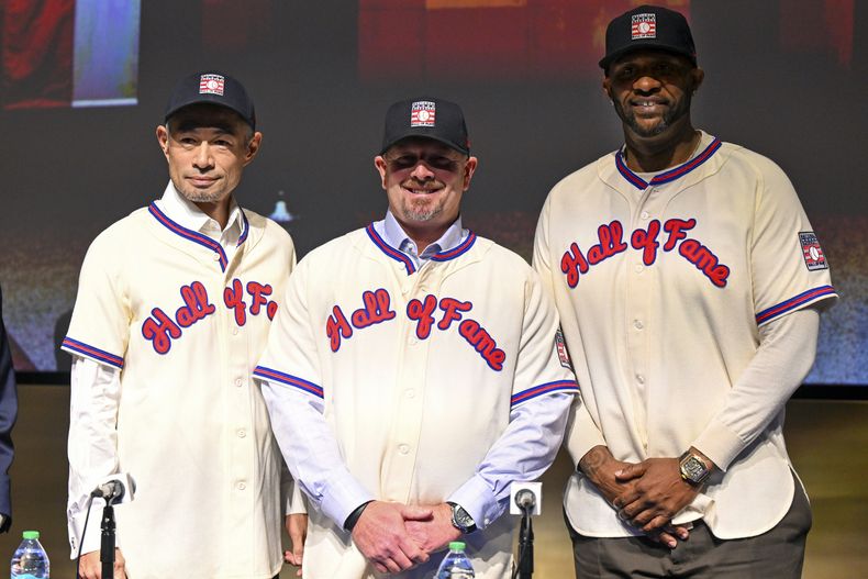 Desde la izquierda, Ichiro Suzuki, Billy Wagner y CC Sabathia, nuevos miembros del Salón de la Fama del béisbol, posan para una foto, el 23 de enero de 2025, en Cooperstown, Nueva York. (AP Foto/Hans Pennink)