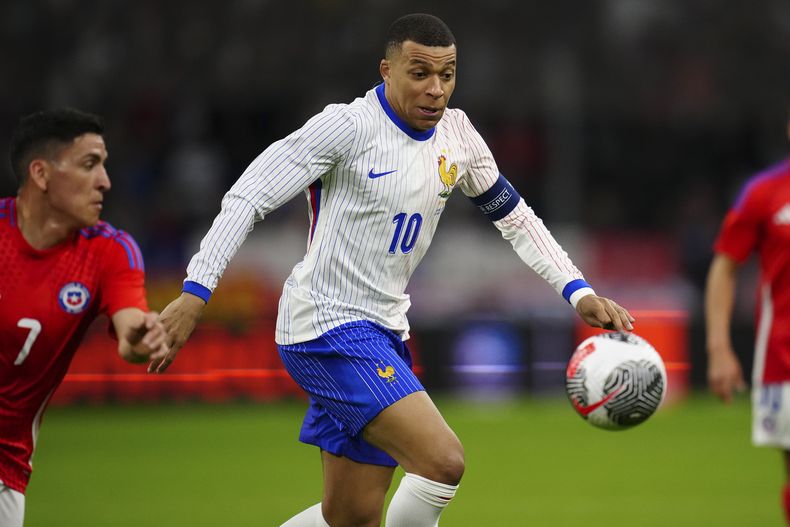 ARCHIVO - El atacante francés Kylian Mbappé va por el balón durante un partido amistoso contra Chile, el 26 de marzo de 2024, en Marsella. (AP Foto/Daniel Cole)