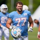 Peter Skoronski (77), guardia de los Titans de Tennessee, calienta durante una práctica del equipo de la NFL en el campamento de entrenamiento, el martes 4 de agosto de 2026, en Nashville, Tennessee. (AP Foto/George Walker IV)