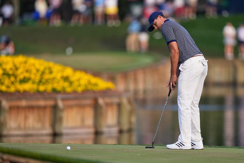 El sueco Ludvig Aberg realiza un putt hacia el hoyo 17 en el torneo The Players Championship, el sábado 14 de marzo de 2206 en Ponte Vedra, Florida (AP Foto/Gerald Herbert)