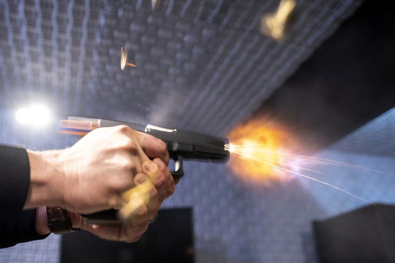 Una pistola semiautomática con un dispositivo instalado que la convierte en un arma totalmente automática, disparada en la Oficina de Alcohol, Tabaco, Armas de Fuego y Explosivos, Martinsburg, Virginia Occidental, 2 de marzo de 2023. (AP Foto/Alex Brandon)
