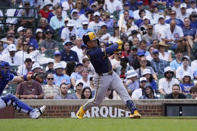 Isaac Collins de los Cerveceros de Milwaukee batea un jonrón de tres carreras contra los Cachorros de Chicago durante la quinta entrada de un partido de béisbol el jueves 19 de junio de 2025, en Chicago. (AP Foto/David Banks)