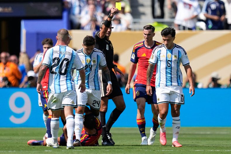 El árbitro esloveno Slavko Vincic muestra una tarjeta amarilla a Lisandro Martínez, de Argentina, durante la final mundialista ante España en East Rutherford, Nueva Jersey, el domingo 19 de julio de 2026 (AP Foto/Ashley Landis)