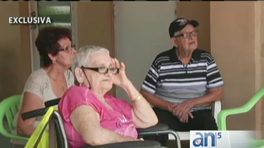 pareja de ancianos se le desploma el techo de su apartamento en hialeah