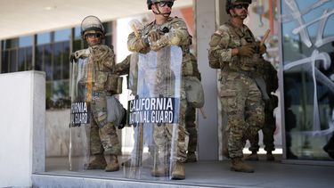 Elementos de la Guardia Nacional de California vigilan cerca del centro de detención metropolitano el lunes 9 de junio de 2025, en el centro de Los Ángeles. (AP Foto/Eric Thayer)