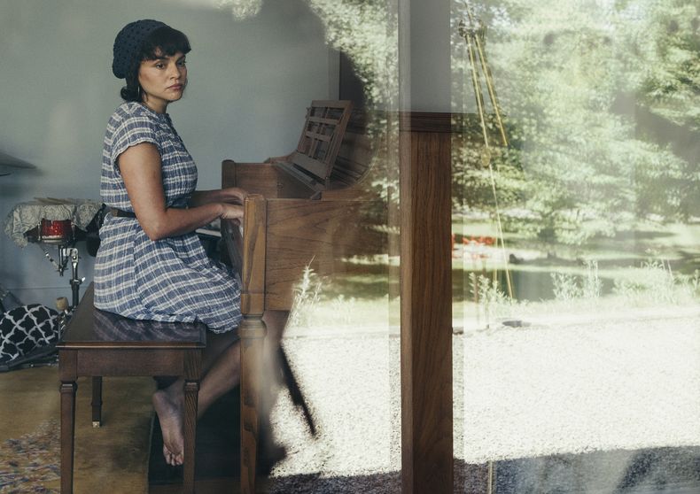 ARCHIVO - La cantautora Norah Jones posa para un retrato en el estado de Nueva York el 8 de junio de 2020. Para Jones, el álbum Little Broken Hearts es una lección sobre cómo aprovechar al máximo una mala experiencia. A una década de su lanzamiento el álbum se destaca como una pequeña joya. (Foto Victoria Will/Invision/AP)