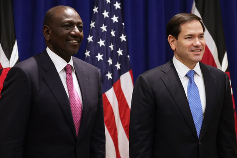 El secretario de Estado Marco Rubio (d) con el presidente keniano William Ruto en Nueva York el 24 de septiembre del 2025. (AP foto/Heather Khalifa, Pool)