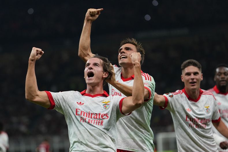 Jakub Kaminski del Benfica celebra con sus compañeros tras anotar en el encuentro ante el AC Milan en la primera jornada en la Liga Europa el miércoles 16 de septiembre del 2026. (AP Foto/Antonio Calanni)