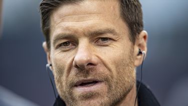 Xabi Alonso, técnico del Bayer Leverkusen, durante una entrevista previo al partido contra el Unión Berlín en la Bundesliga, el sábado 29 de abril de 2023. (Andreas Gora/dpa vía AP)