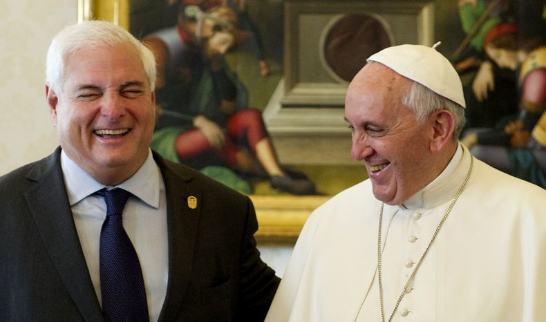 El papa Francisco r&iacute;e con el presidente paname&ntilde;o Ricardo Martinelli, izquierda, durante una audiencia privada en el Vaticano, el s&aacute;bado 26 de octubre de 2013. (Foto AP/Tiziana Fabi, Pool)