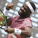 El estadounidense Frances Tiafoe celebra durante el partido de cuartos de final ante el italiano Lorenzo Musetti en el torneo de Stuttgart, el viernes 16 de junio de 2023. (Marijan Murat/dpa via AP)