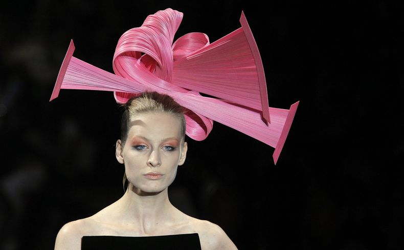 ARCHIVO - Una modelo luce una creación de la colección de Alta Costura Otoño-Invierno 2011-2012 de Giorgio Armani presentada en París, el 5 de julio de 2011. (Foto AP/Jacques Brinon, archivo)