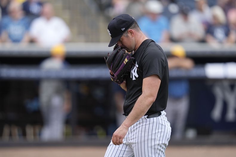 Carlos Rodón, abridor de los Yanquis de Nueva York, abandona el terreno tras ser retirado en la cuarta entrada de un duelo de pretemporada ante los Rays de Tampa Bay, el miércoles 6 de marzo de 2024 (AP Foto/Charlie Neibergall)