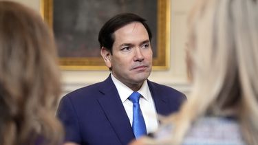El secretario de Estado Marco Rubio llega antes de la firma de un acuerdo trilateral con el presidente de Azerbaiyán, Ilham Aliyev, y el primer ministro armenio Nikol Pashinyan en el Comedor de Estado, el viernes 8 de agosto de 2025, en la Casa Blanca en Washington. (AP Foto/Mark Schiefelbein)