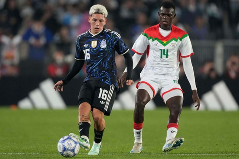 El delantero de Argentina, Gianluca Prestianni, a la izquierda, lleva el balón ante la marca de Donatien Bama, de Burkina Faso, en un amistoso internacional disputado en el estadio Monumental de Buenos Aires, Argentina, Sábado 3 octubre, 2026. (AP Foto/Gustavo Garello)