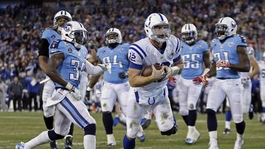 americateve | El quarterback Andrew Luck (12), de los Colts de Indian&aacute;polis, anota un touchdown en una corrida de 11 yardas contra los Titans de Tennessee en el tercer cuarto del duelo de NFL del jueves 14 de noviembre de 2013, en Nashville, Tennessee. (Foto AP/