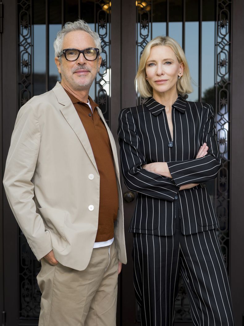 El director Alfonso Cuarón, izquierda, y Cate Blanchett posan para promocionar la serie de Apple TV Disclaimer durante la 81.ª edición del Festival de Cine de Venecia en Venecia, Italia, el viernes 30 de agosto de 2024. (Foto Vianney Le Caer/Invision/AP)