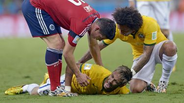 americateve | El jugador de  Brasil, Neymar, yace en el suelo tras recibir una falta en un partido contra Colombia por los cuartos de final de la Copa del Mundo el viernes, 4 de julio de 2014, en Fortaleza, Brasil. AP Photo/Manu Fernandez, File)