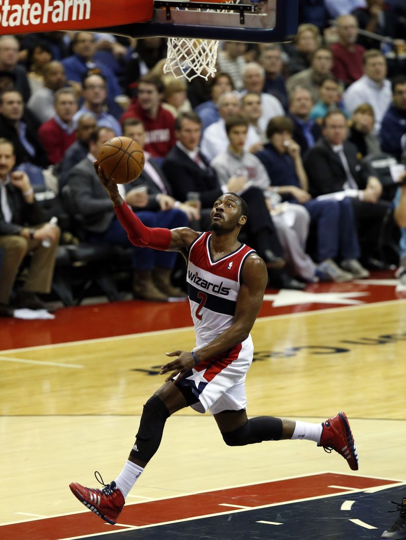 John Wall, de los Wizards de Washington, se enfila a la cesta en la segunda mitad del partido contra los Lakers de Los Angeles, el martes 26 de noviembre de 2013 (AP Foto/Alex Brandon)