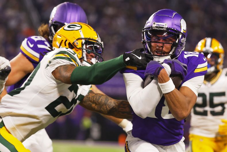 Justin Jefferson, de los Vikings de Minnesota, intenta superar a Javon Bullard, de los Packers de Green Bay , durante la segunda mitad de un partido el domingo 29 de diciembre de 2024, en Minneapolis. (AP Foto/Bruce Kluckhohn)