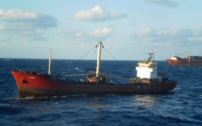 En esta imagen distribuida por la Marina de Grecia el 25 de noviembre de 2014, el carguero Baris, a bordo del que viajan unas 700 personas, visto a unas 30 millas n&aacute;uticas al sureste de la isla griega de Creta. (Foto AP/Hellenic Navy)
