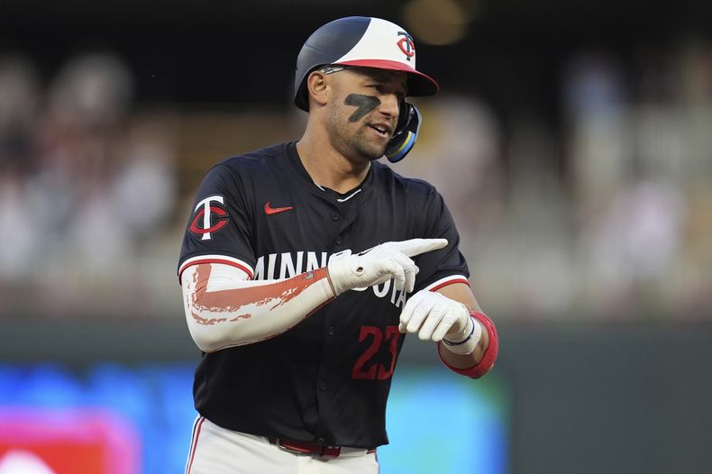 Royce Lewis, de los Mellizos de Minnesota hace un gesto mientras recorre las bases luego de conectar un jonrón de dos carreras durante la octava entrada del juego de béisbol ante los Rockies de Colorado, el lunes 10 de junio de 2024, en Mineápolis. (AP Foto/Abbie Parr)
