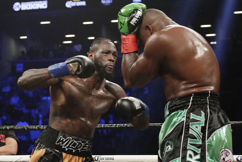 ARCHIVO - En esta foto del 3 de marzo de 2018, Deontay Wilder (izquierda) enfrenta a Luis Ortiz en un combate por el título de los pesados por el CMB en Nueva York (AP Foto/Frank Franklin II, archivo)