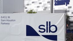 ARCHIVO - Un anuncio de SLB, antes Schlumberger, se exhibe en su sede el martes 21 de marzo de 2023, en Houston. (AP Foto/David J. Phillip, archivo)