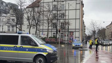 Un auto policial asiste a la escena de un accidente después de un atropello a un grupo de personas en Múnich, Alemania, el jueves 13 de febrero de 2025. (Roland Freund/dpa via AP)
