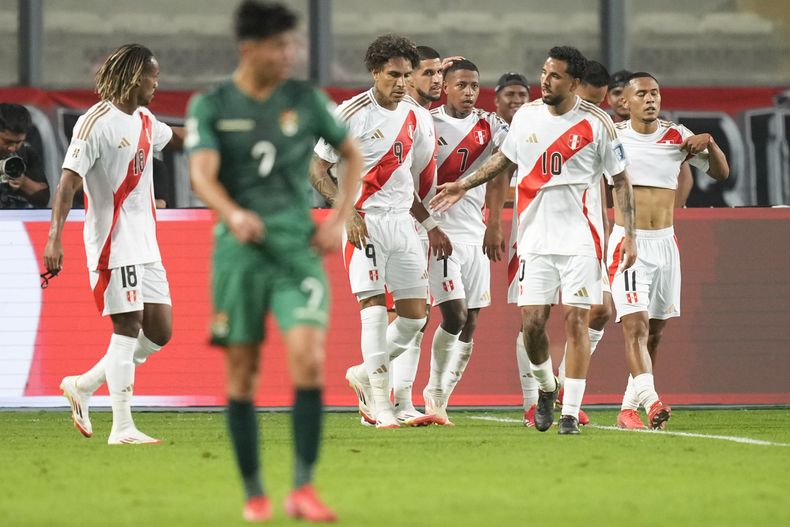 Andy Polo (7) celebra tras anotar el primer gol de Perú en la victoria 3-1 ante Bolivia en las eliminatorias del Mundial, el jueves 20 de marzo de 2025, en Lima. (AP Foto/Martín Mejía)