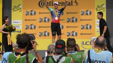 El neerlandés Olav Kooij celebra en el podio tras ganar la quinta etapa del Tour de Francia en Pau, Francia, el miércoles 8 de julio del 2026. (AP Foto/Thibault Camus)