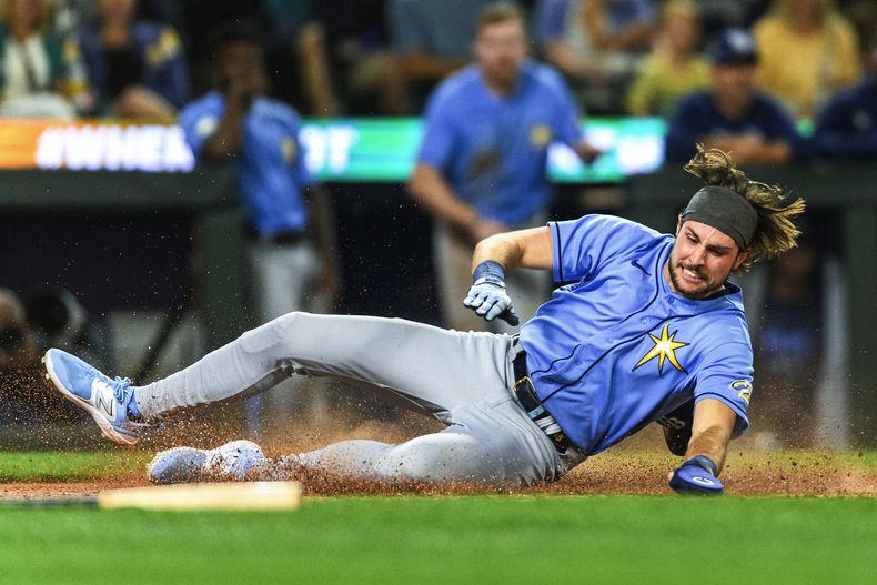El jugador de los Rays de Tampa Bay Josh Lowe anota en el octavo inning del juego de la MLB que enfrentó a su equipo con los Marineros de Seattle, el 30 de junio de 2023, en Seattle. (AP Foto/Caean Couto)