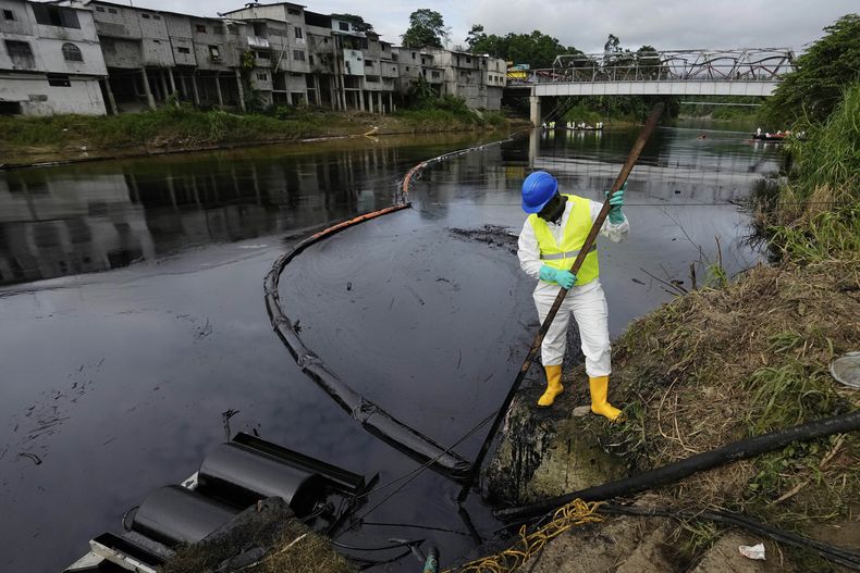 ARCHIVO - Un trabajador de la compañía petrolera estatal limpia el río Viche en Ecuador el sábado 15 de marzo de 2025, luego de que se contaminó debido a un derrame de crudo provocado por un deslave que fracturó un oleoducto. (AP Foto/Dolores Ochoa, Archivo)