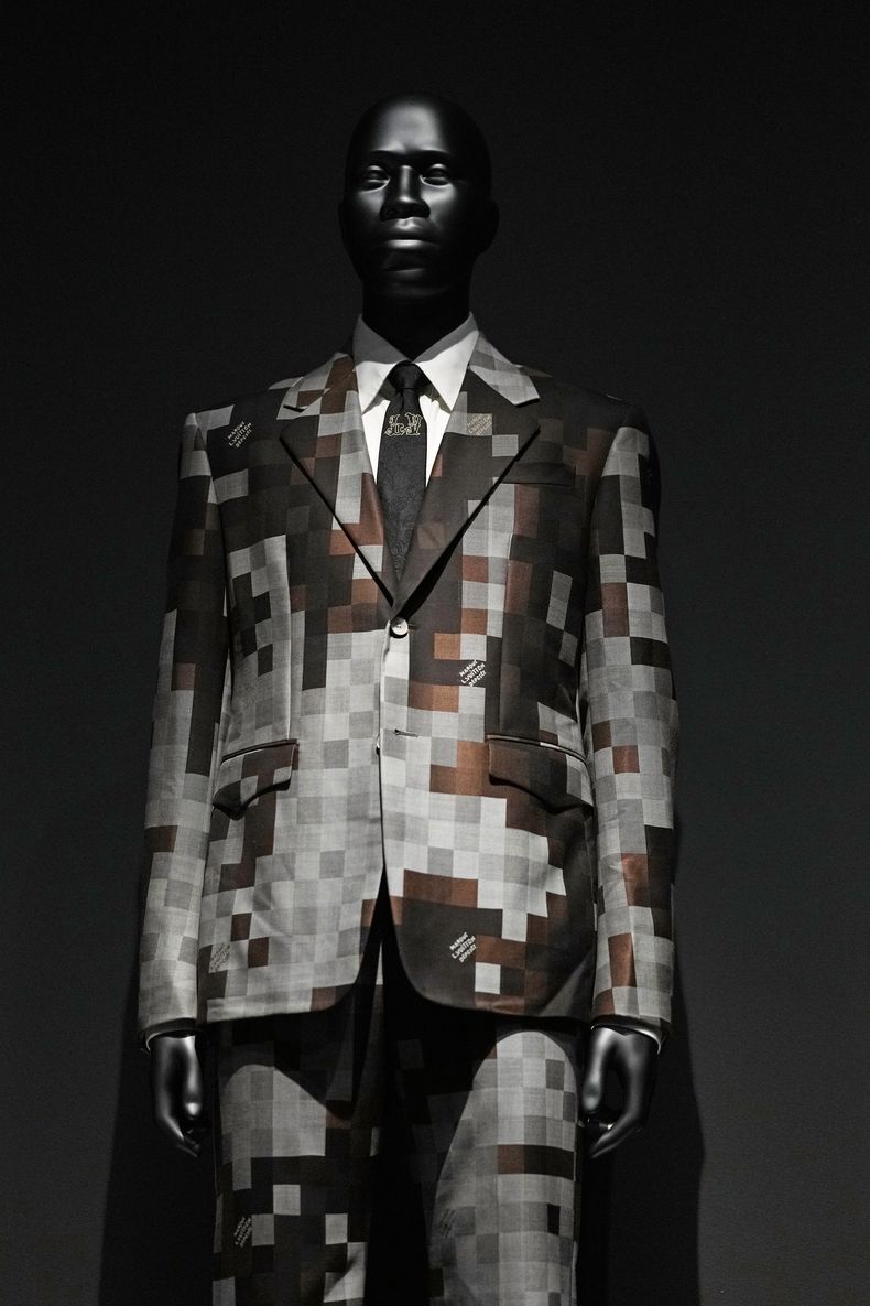 Un traje diseñado por Pharrell Williams para Louis Vuitton se exhibe en la exposición del Instituto del Vestido del Museo Metropolitano de Arte, Superfine: Tailoring Black Style, el sábado 3 de mayo de 2025, en Nueva York. (Foto Charles Sykes/Invision/AP)