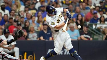 Andrew Vaughn, de los Cerveceros de Milwaukee, batea un sencillo remolcador ante los Mellizos de Minnesota, en el encuentro del sábado 8 de agosto de 2026 (AP Foto/Aaron Gash)