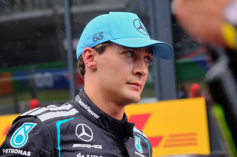 El británico George Russell de Mercedes camina a los pits tras ganar el sprint del Gran Premio de los Países Bajos el sábado 22 de agosto del 2026. (AP Foto/Patrick Post)