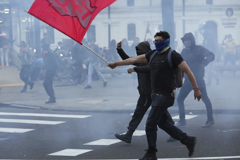 Manifestantes participan en una protesta contra el gobierno en Quito, Ecuador, el viernes 15 de noviembre de 2024. (Foto AP/Dolores Ochoa)